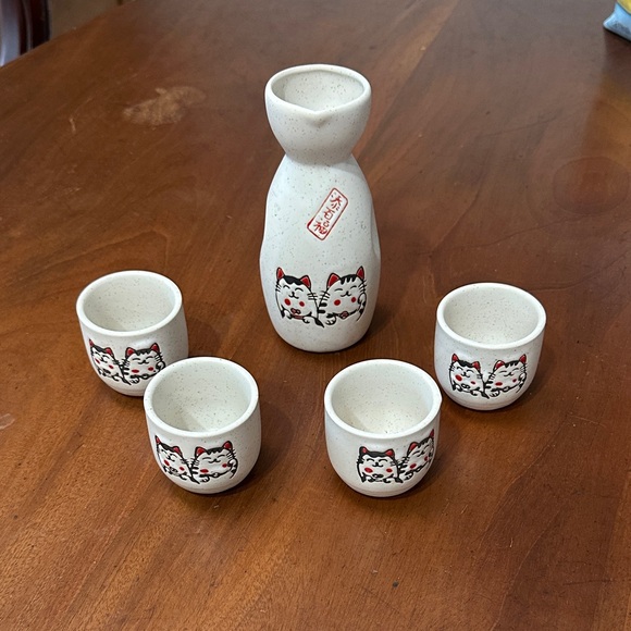 lucky cat Other - Ceramic Lucky Cat Sake Set - Cream and Red